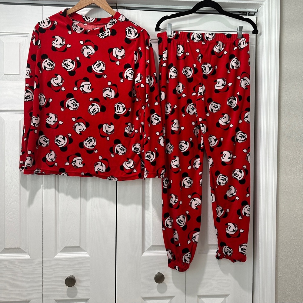 Disney Mickey Mouse Santa women’s pajamas, set size large